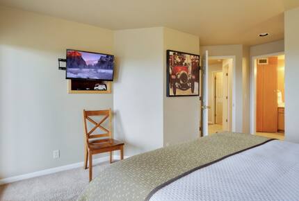 Home exchange in Bend, OR, bedroom with wall-mounted flatscreen TV