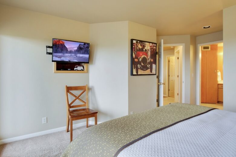 Home exchange in Bend, OR, bedroom with wall-mounted flatscreen TV