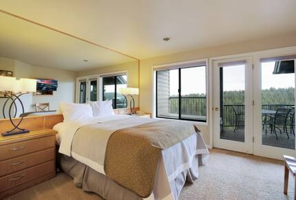 Home exchange in Bend, OR, bedroom with mirror wall and queen bed