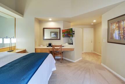 Home exchange in Bend, OR, bedroom with queen bed and built-in desk