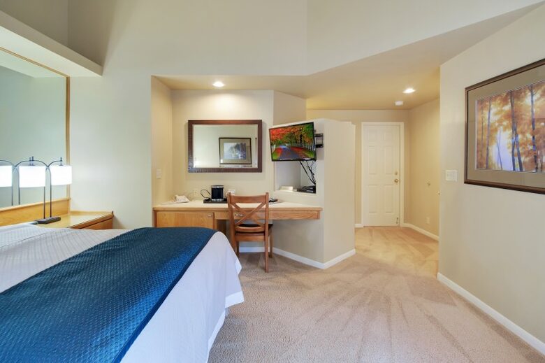 Home exchange in Bend, OR, bedroom with queen bed and built-in desk