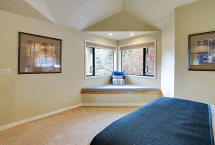 Home exchange in Bend, OR, bedroom with window reading nook