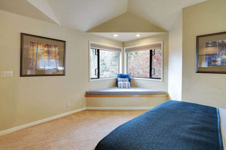 Home exchange in Bend, OR, bedroom with window reading nook