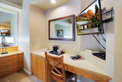 Home exchange in Bend, OR, bedroom desk area with wall-mounted TV