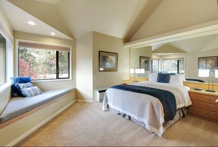 Home exchange in Bend, OR, bedroom with queen bed and reading nook