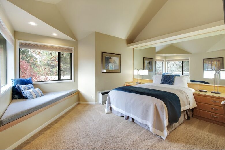 Home exchange in Bend, OR, bedroom with queen bed and reading nook