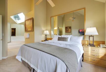 Home exchange in Bend, OR, bedroom with mirror wall and king bed