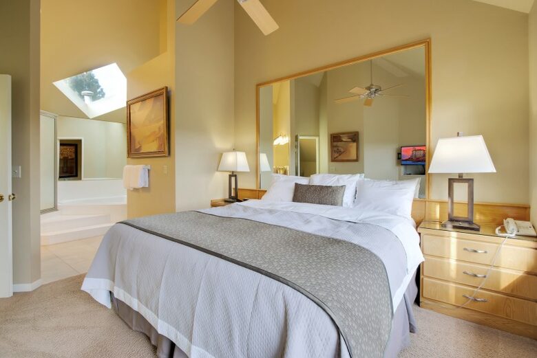 Home exchange in Bend, OR, bedroom with mirror wall and king bed