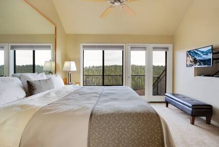 Home exchange in Bend, OR, bedroom with king bed and wall-mounted TV