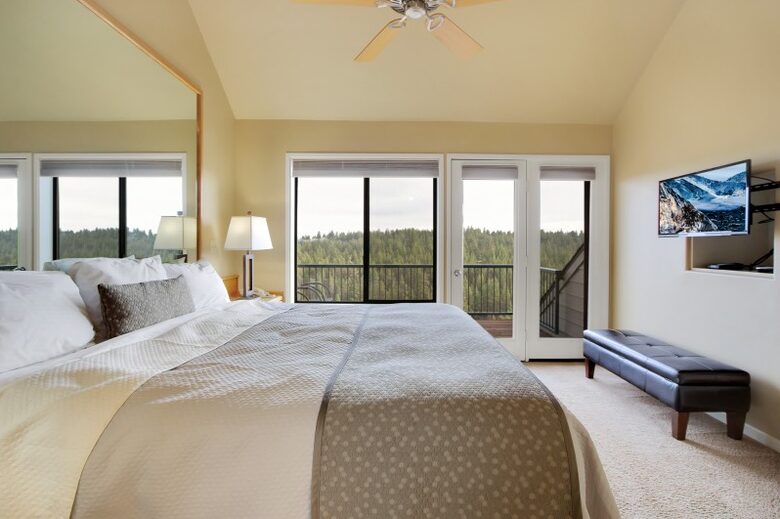 Home exchange in Bend, OR, bedroom with king bed and wall-mounted TV