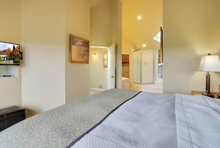 Home exchange in Bend, OR, bedroom with king bed and ensuite bathroom