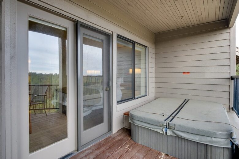 Home exchange in Bend, OR, balcony with hot tub