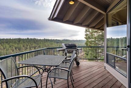 Home exchange in Bend, OR, balcony with table, chairs, and grill