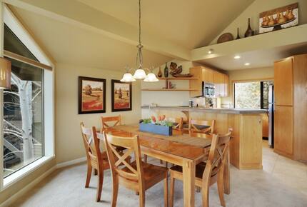 Home exchange in Bend, OR, dining room table that seats 6