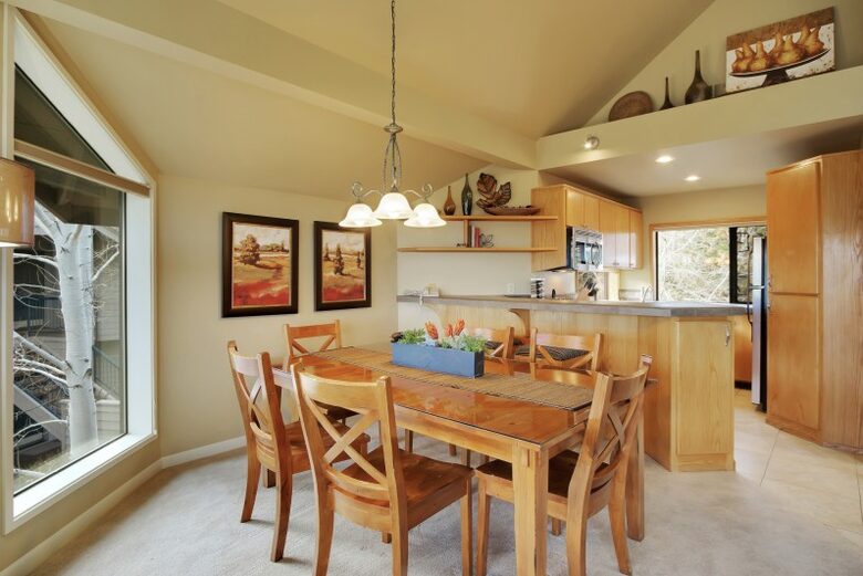 Home exchange in Bend, OR, dining room table that seats 6