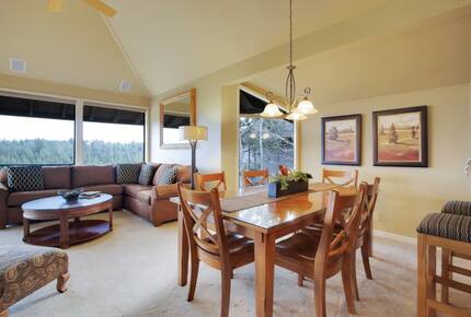 Home exchange in Bend, OR, open floor plan & dining table that seats 6