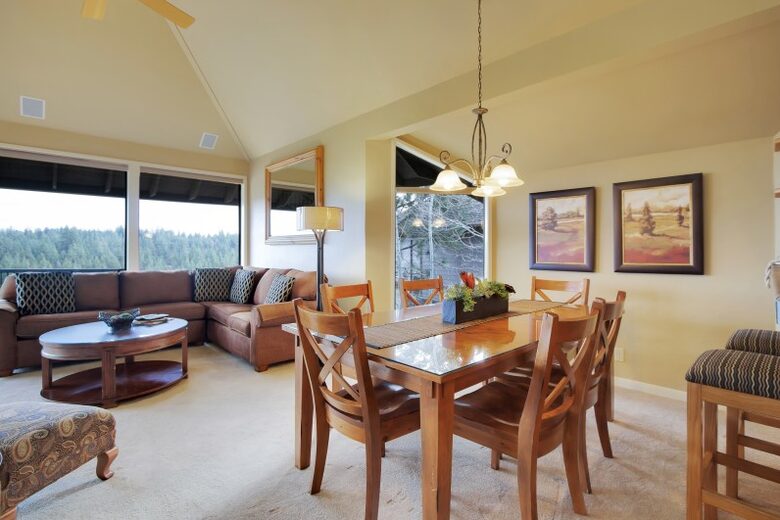 Home exchange in Bend, OR, open floor plan & dining table that seats 6
