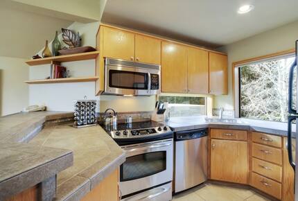 Home exchange in Bend, OR, kitchen with stainless steel appliances
