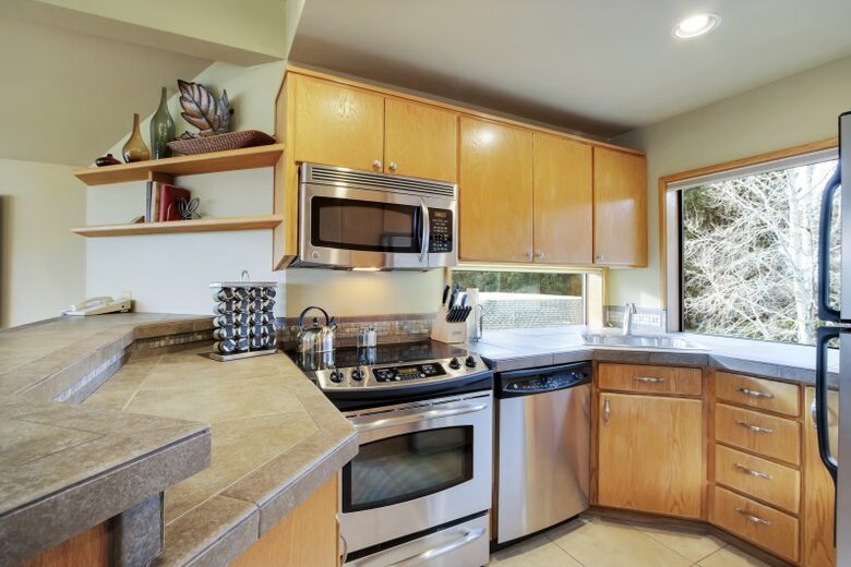 Home exchange in Bend, OR, kitchen with stainless steel appliances