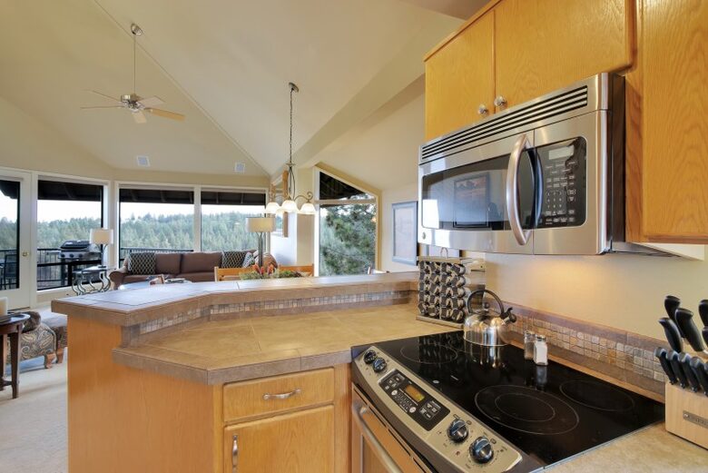 Home exchange in Bend, OR, kitchen with electric cooktop