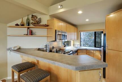 Home exchange in Bend, OR, kitchen with breakfast bar that seats 2