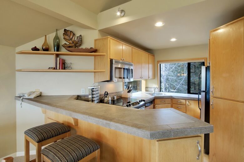 Home exchange in Bend, OR, kitchen with breakfast bar that seats 2