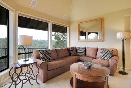 Home exchange in Bend, OR living room with sectional and windows