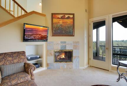 Home exchange in Bend, OR living room fireplace and wall-mounted TV