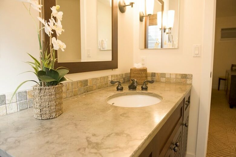 Home Exchange in Lahaina, HI, guest bathroom