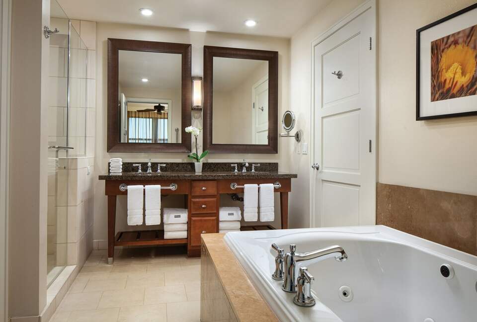 Home exchange at Westin Desert Willow Villas, master bathroom with tub