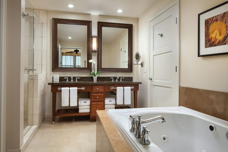 Home exchange at Westin Desert Willow Villas, master bathroom with tub