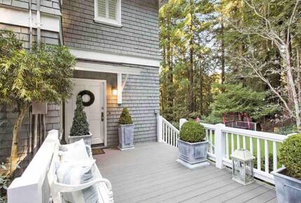 Home exchange in Mill Valley CA, patio deck leading to front door