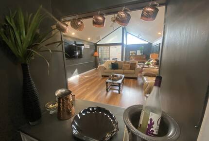 Home exchange in Avalon, CA, living room bar area