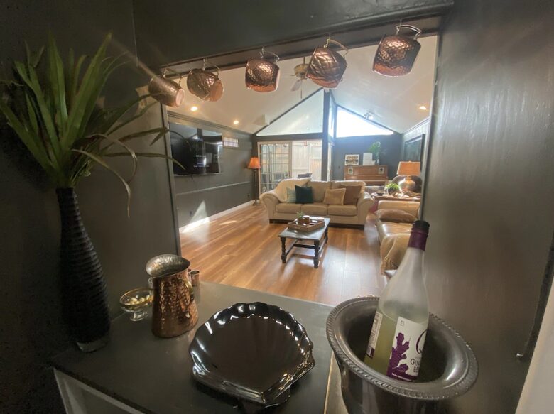 Home exchange in Avalon, CA, living room bar area