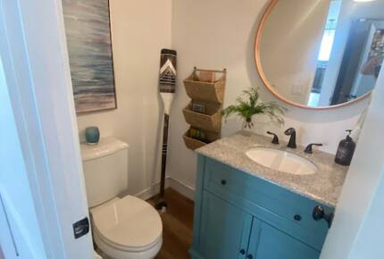 Home exchange in Avalon, CA, upstairs bathroom with sink and toilet