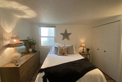 Home exchange in Avalon, CA, second bedroom with queen bed