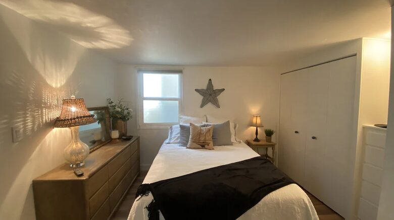 Home exchange in Avalon, CA, second bedroom with queen bed