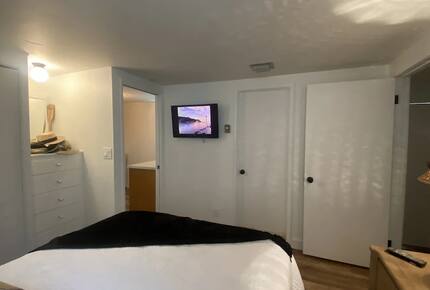 Home exchange in Avalon, CA, second bedroom with attached bathroom