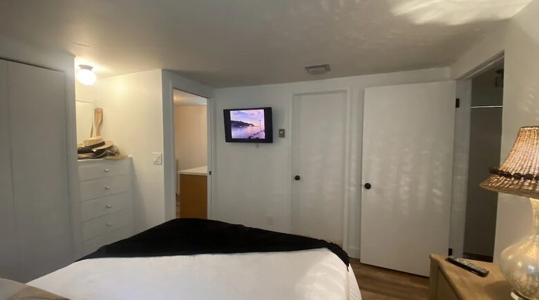 Home exchange in Avalon, CA, second bedroom with attached bathroom