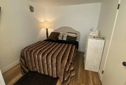 Home exchange in Avalon, CA, third bedroom with queen bed