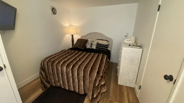 Home exchange in Avalon, CA, third bedroom with queen bed