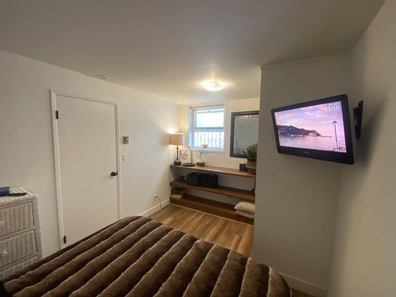 Home exchange in Avalon, CA, third bedroom with flatscreen TV