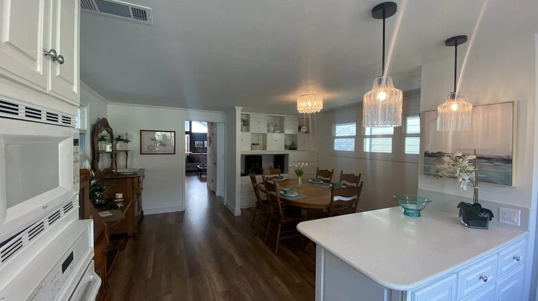 Home exchange in Avalon, CA, dining room area