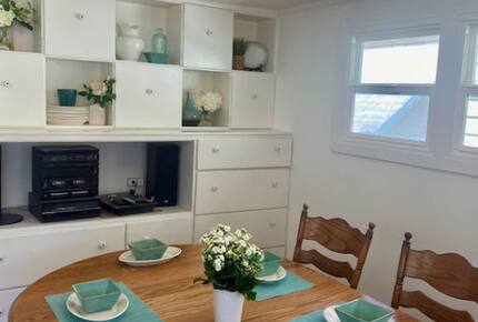 Home exchange in Avalon, CA, dining room table that seats 6