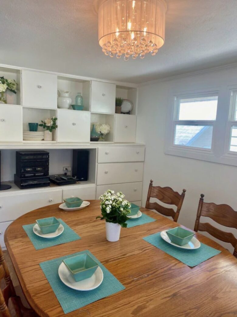 Home exchange in Avalon, CA, dining room table that seats 6