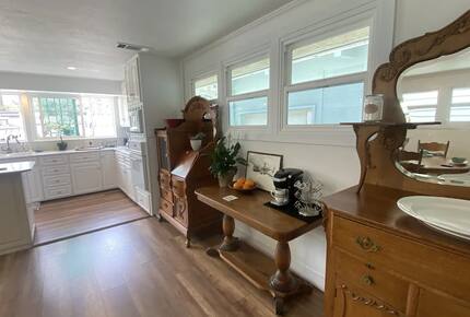 Home exchange in Avalon, CA, dining room with coffee bar