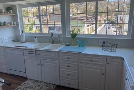 Home exchange in Avalon, CA, kitchen with mountain views from windows