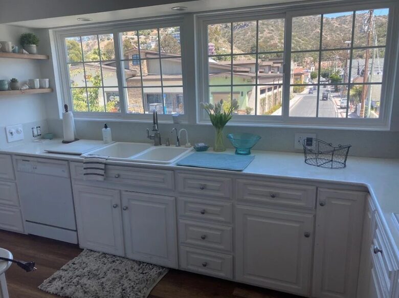 Home exchange in Avalon, CA, kitchen with mountain views from windows