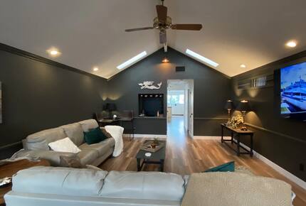 Home exchange in Avalon, CA, living room with 75" Samsung Smart TV