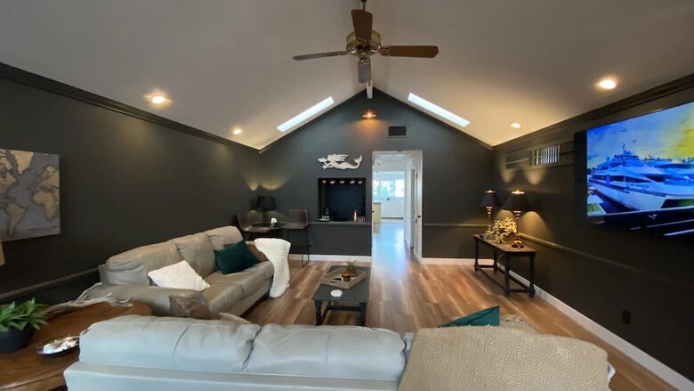 Home exchange in Avalon, CA, living room with 75" Samsung Smart TV